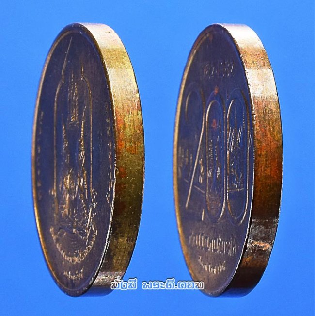 เหรียญที่ระลึกงานสมโภชกรุงรัตนโกสินทร์ 200 ปี พ.ศ. 2525 เนื้อทองแดงกะไหล่ทองพิมพ์เล็ก กองกษาปณ์ จัดสร้างครับ