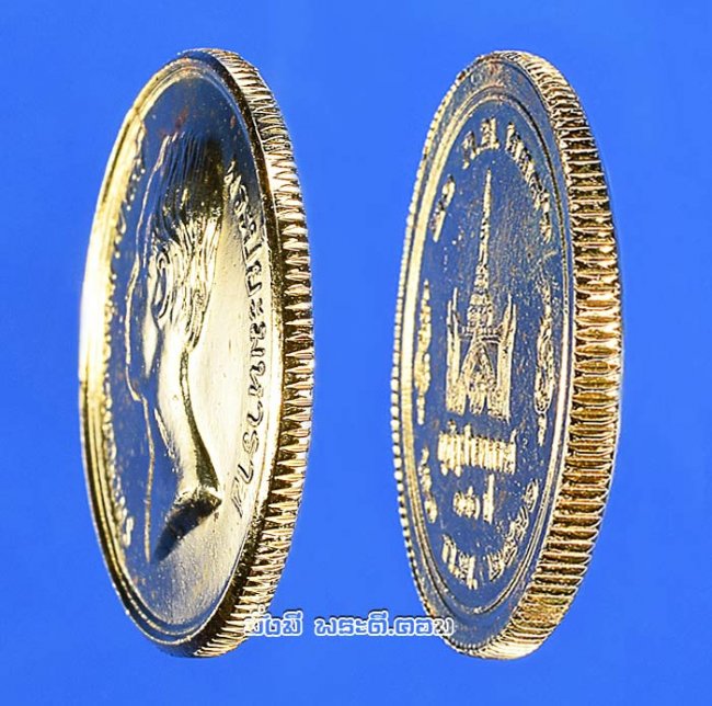 เหรียญรัชกาลที่ 5 (พระบาทสมเด็จพระปรมินทรมหาจุฬาลงกรณ์ พระจุลจอมเกล้าเจ้าอยู่หัว) ที่ระลึกกุฏิจุฬาลงกรณ์ครบ 140 ปี พ.ศ. 2536 เนื้อทองแดงกะไหล่ทอง ขอบฟันเฟืองครับ