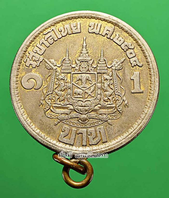 เหรียญเสด็จนิวัติพระนคร ในหลวงรัชกาลที่ 9 และพระราชินีฯ ปี 2504 เนื้อทองแดงกะไหล่ทองหูเชื่อมขอบฟันเฟืองเดิมๆ ครับ