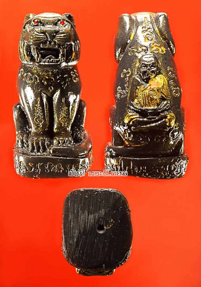 เสือหล่อหลวงปู่ปาน วัดมงคลโคธาวาส (วัดคลองด่านหรือวัดบางเหี้ย) จ.สมุทรปราการ รุ่นซื้อที่ดิน เนื้อ    เรซิ่นสีดำใต้ฐานบรรจุกริ่งครับ ตัวที่ 3