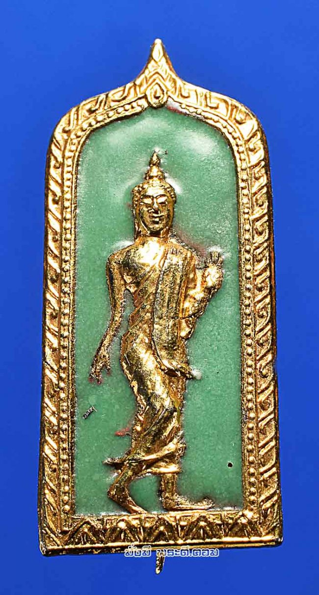 เข็มกลัดพระพุทธลีลา หลังรอยพระพุทธบาท ไม่ทราบที่ เนื้อกะไหล่ทองลงยาสีเขียวครับ