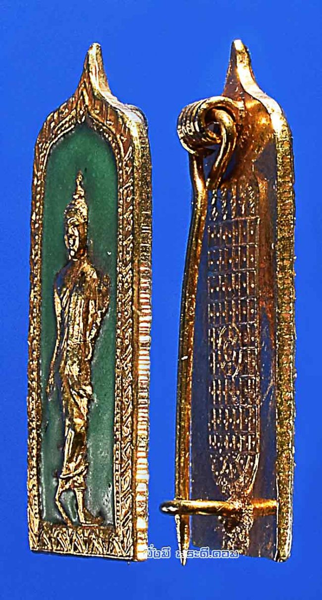 เข็มกลัดพระพุทธลีลา หลังรอยพระพุทธบาท ไม่ทราบที่ เนื้อกะไหล่ทองลงยาสีเขียวครับ
