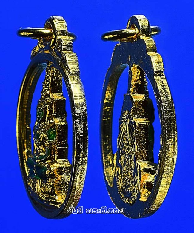 เหรียญพระแก้วมรกต ฉลุลายลงยาสีเขียว เนื้อกะไหล่ทอง พิมพ์กลม ไม่ทราบข้อมูลในการจัดสร้างครับ