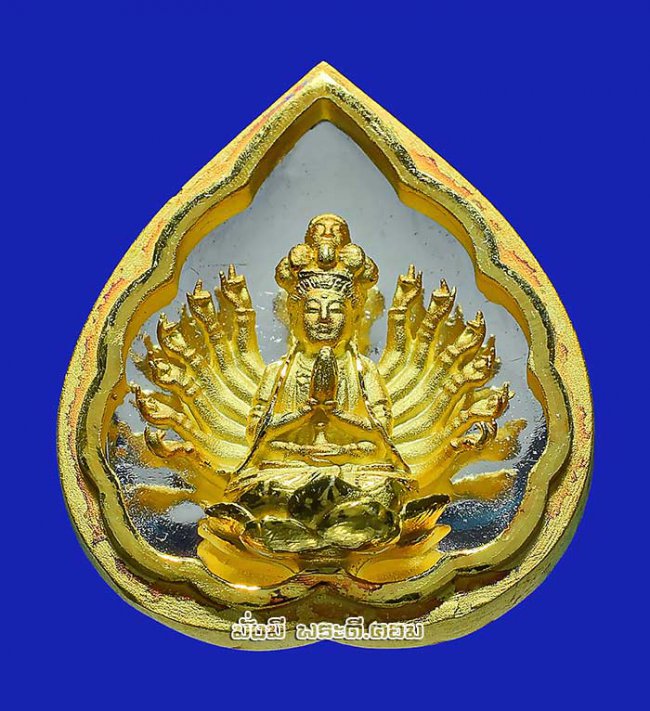 เหรียญเจ้าแม่กวนอิมพันมือ รุ่นมหาเมตตากรุณา วัดมังกรกมลาวาส (วัดเล่งเน่ยยี่) จ.กรุงเทพฯ ปี2560 เนื้อชุบทองฉากเงินมีกล่องเดิมครับ เหรียญที่ 4