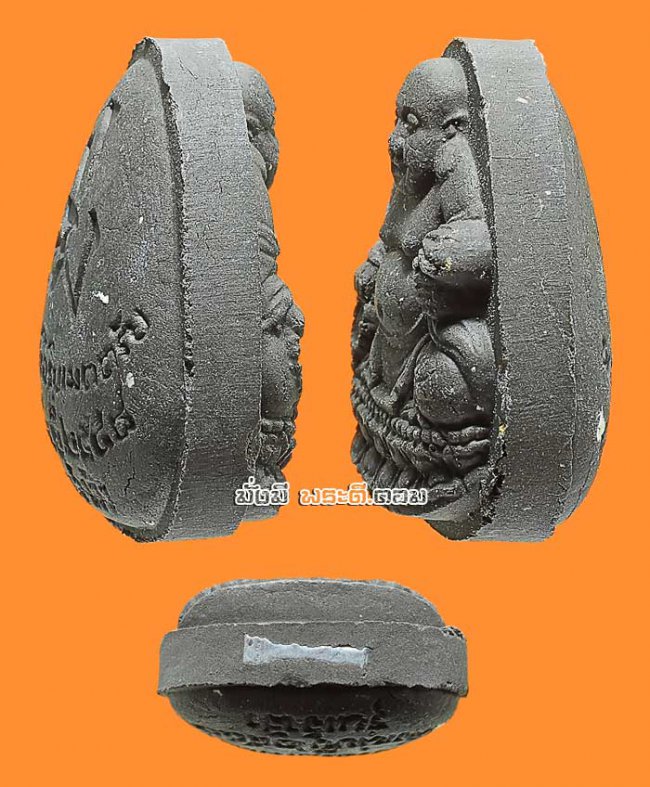 พระผงปู้กุ่ยฮุก 48 รุ่นเจ้าสัว วัดมังกรกมลาวาส (วัดเล่งเน่ยยี่) จ.กรุงเทพฯ ปี2548 เนื้อผงพุทธคุณสีดำฝังตะกรุดกล่องเดิมครับ องค์ที่ 1