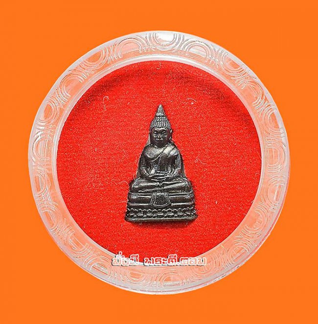 รูปหล่อหลวงพ่อพระพุทธโสธร วัดโสธรฯ จ.ฉะเชิงเทรา ปี 2558 พิมพ์เล็กเนื้อทองแดงรมดำ ตอกหมายเลขใต้ฐานมีตลับเดิมๆ ครับ องค์ที่ 1