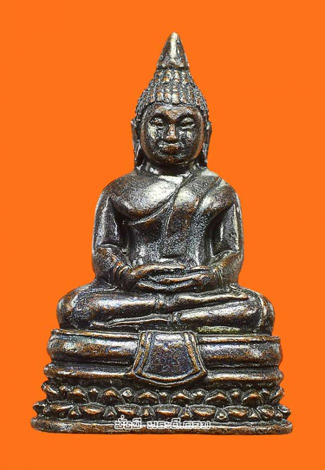 รูปหล่อหลวงพ่อพระพุทธโสธร วัดโสธรฯ จ.ฉะเชิงเทรา ปี 2558 พิมพ์เล็กเนื้อทองแดงรมดำ ตอกหมายเลขใต้ฐานมีตลับเดิมๆ ครับ องค์ที่ 2