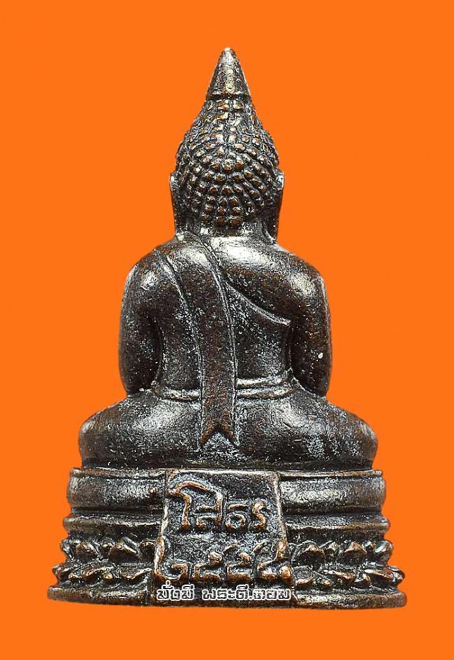 รูปหล่อหลวงพ่อพระพุทธโสธร วัดโสธรฯ จ.ฉะเชิงเทรา ปี 2558 พิมพ์เล็กเนื้อทองแดงรมดำ ตอกหมายเลขใต้ฐานมีตลับเดิมๆ ครับ องค์ที่ 2