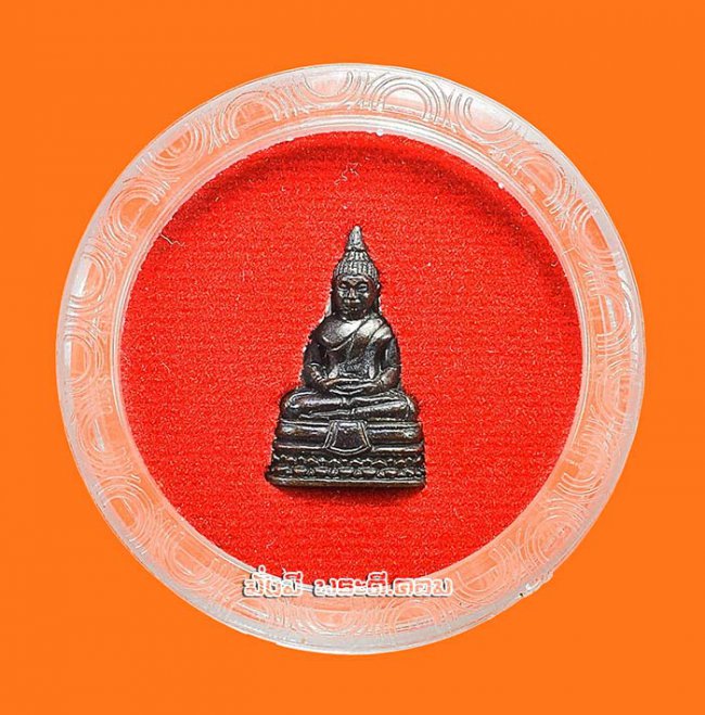 รูปหล่อหลวงพ่อพระพุทธโสธร วัดโสธรฯ จ.ฉะเชิงเทรา ปี 2558 พิมพ์เล็กเนื้อทองแดงรมดำ ตอกหมายเลขใต้ฐานมีตลับเดิมๆ ครับ องค์ที่ 2