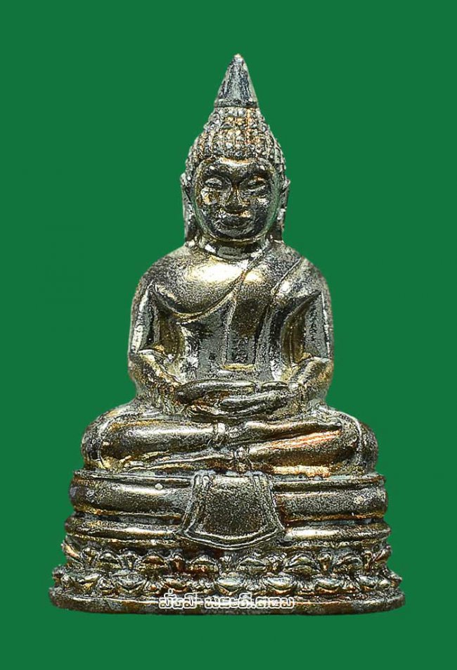 รูปหล่อหลวงพ่อพระพุทธโสธร วัดโสธรฯ จ.ฉะเชิงเทรา ปี 2558 พิมพ์เล็กเนื้อชุบสามกษัตริย์ ตอกหมายเลขใต้ฐานมีตลับเดิมๆ ครับ องค์ที่ 1