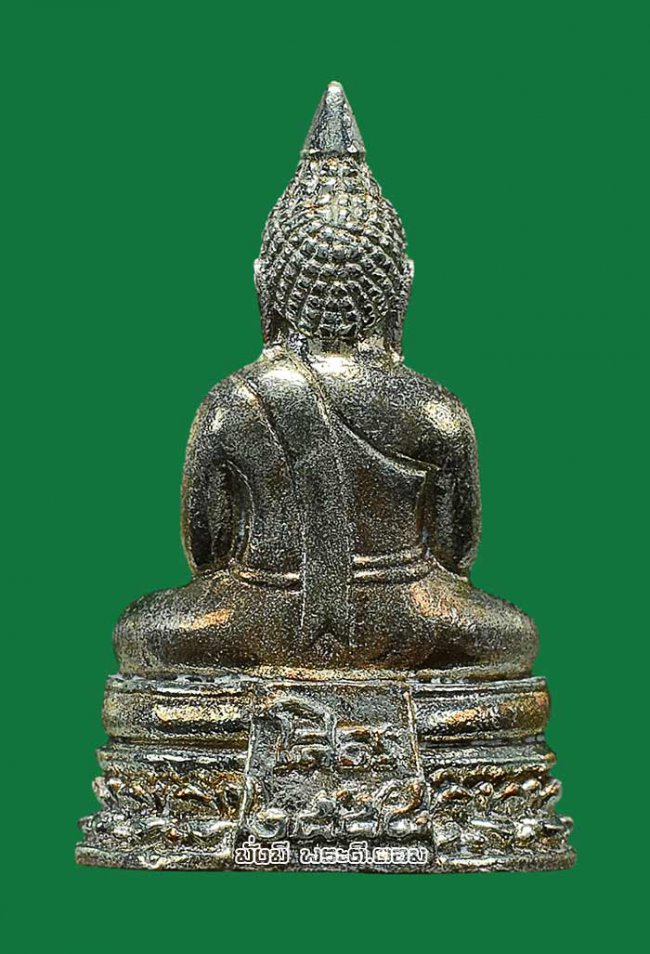 รูปหล่อหลวงพ่อพระพุทธโสธร วัดโสธรฯ จ.ฉะเชิงเทรา ปี 2558 พิมพ์เล็กเนื้อชุบสามกษัตริย์ ตอกหมายเลขใต้ฐานมีตลับเดิมๆ ครับ องค์ที่ 1