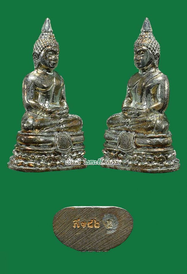 รูปหล่อหลวงพ่อพระพุทธโสธร วัดโสธรฯ จ.ฉะเชิงเทรา ปี 2558 พิมพ์เล็กเนื้อชุบสามกษัตริย์ ตอกหมายเลขใต้ฐานมีตลับเดิมๆ ครับ องค์ที่ 1