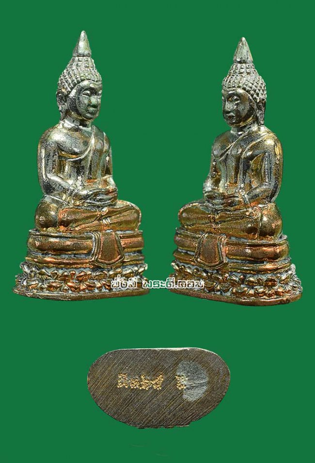 รูปหล่อหลวงพ่อพระพุทธโสธร วัดโสธรฯ จ.ฉะเชิงเทรา ปี 2558 พิมพ์เล็กเนื้อชุบสามกษัตริย์ ตอกหมายเลขใต้ฐานมีตลับเดิมๆ ครับ องค์ที่ 2