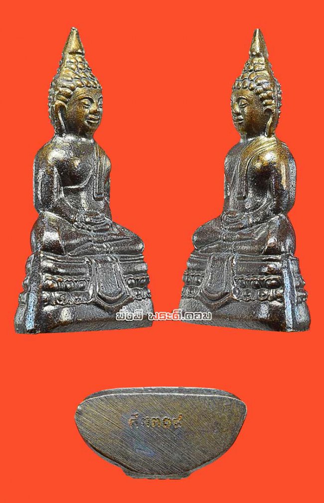 รูปหล่อหลวงพ่อพระพุทธโสธร วัดโสธรฯ จ.ฉะเชิงเทรา ปี 2558 พิมพ์ใหญ่เนื้อทองแดงรมดำ ตอกหมายเลขใต้ฐานอุดกริ่งมีตลับเดิมๆ ครับ องค์ที่ 1