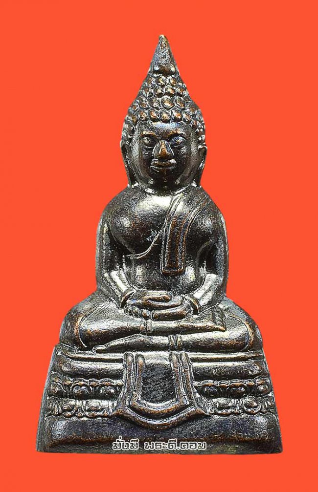 รูปหล่อหลวงพ่อพระพุทธโสธร วัดโสธรฯ จ.ฉะเชิงเทรา ปี 2558 พิมพ์ใหญ่เนื้อทองแดงรมดำ ตอกหมายเลขใต้ฐานอุดกริ่งมีตลับเดิมๆ ครับ องค์ที่ 2