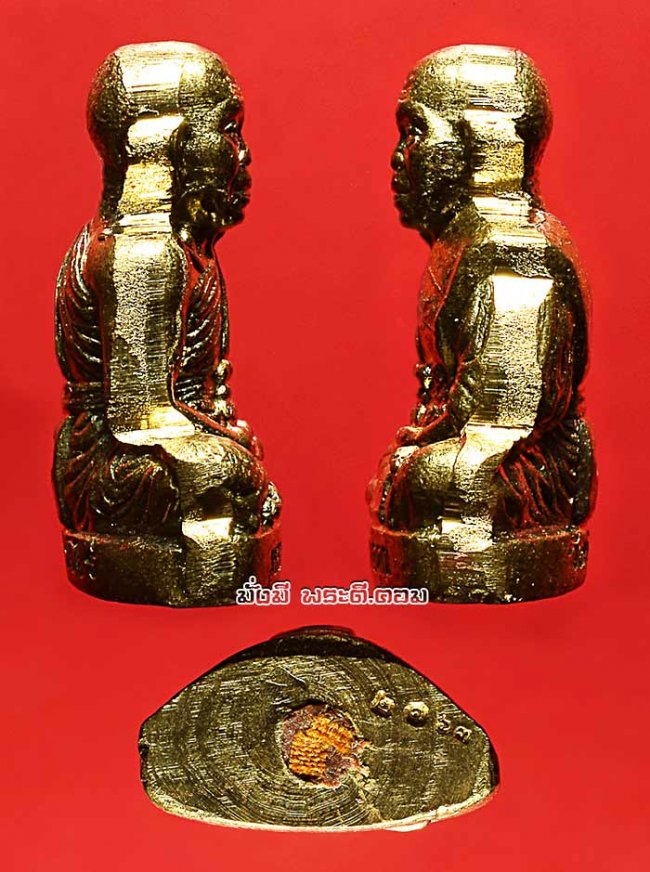 รูปเหมือนปั๊มหลวงพ่อคูณ  ปริสุทโธ วัดบ้านไร่ จ.นครราชสีมา รุ่นโภคทรัพย์ คูณ 88 (แซยิด 88 ปี) ปี 2553พิมพ์ใหญ่ เนื้อทองสตางค์  ตอกโค๊ดและหมายเลข 2163 ใต้ฐานอุดผงมงคลและปิดผ้าจีวร สภาพสวยครับ องค์ที่ 1