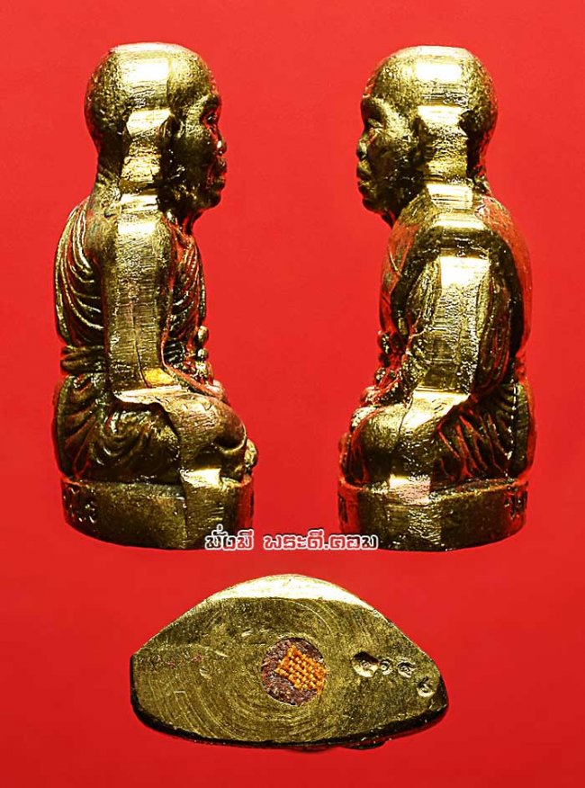 รูปเหมือนปั๊มหลวงพ่อคูณ  ปริสุทโธ วัดบ้านไร่ จ.นครราชสีมา รุ่นโภคทรัพย์ คูณ 88 (แซยิด 88 ปี) ปี 2553 พิมพ์ใหญ่ เนื้อทองสตางค์  ตอกโค๊ดและหมายเลข 4146 ใต้ฐานอุดผงมงคลและปิดผ้าจีวร สภาพสวยครับ องค์ที่ 3