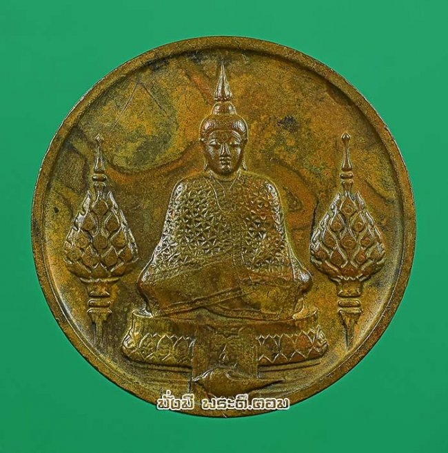 เหรียญพระแก้วมรกต หลัง ภปร ฉลองกรุงรัตนโกสินทร์ 200 ปี พ.ศ.2525 ทรงเครื่องฤดูหนาว เนื้อทองแดงครับ เหรียญที่ 1
