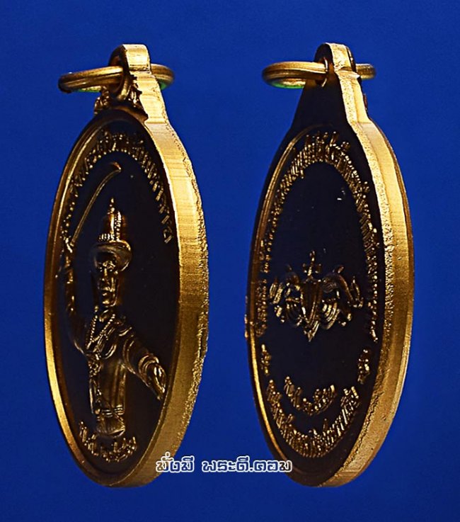 เหรียญสมเด็จพระเจ้าตากสินมหาราช ที่ระลึกสร้างพระบรมราชานุสาวรีย์ สมเด็จพระเจ้าตากสินมหาราช โดย หน่วยสงครามพิเศษทางเรือ จ.ชลบุรี ปี 2543 พิมพ์ใหญ่ เนื้อกะไหล่ทองสภาพสวยพร้อมกล่องเดิมๆ ครับ