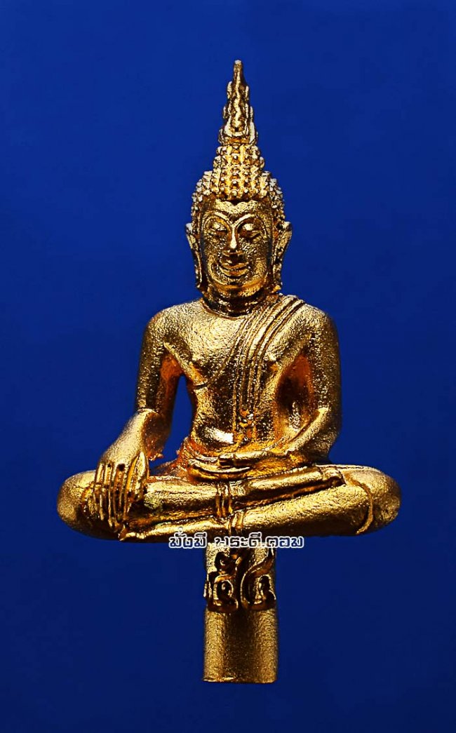 พระยอดธงที่ระลึกเททองหล่อพระบรมราชานุสาวรีย์พระเจ้าตากสินมหาราช  ปี 2546 จ.ชลบุรี เนื้อกะไหล่ทอง สภาพสวยพร้อมกล่องเดิมๆ ครับ
