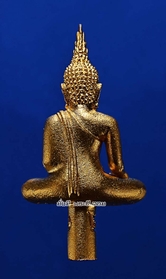 พระยอดธงที่ระลึกเททองหล่อพระบรมราชานุสาวรีย์พระเจ้าตากสินมหาราช  ปี 2546 จ.ชลบุรี เนื้อกะไหล่ทอง สภาพสวยพร้อมกล่องเดิมๆ ครับ