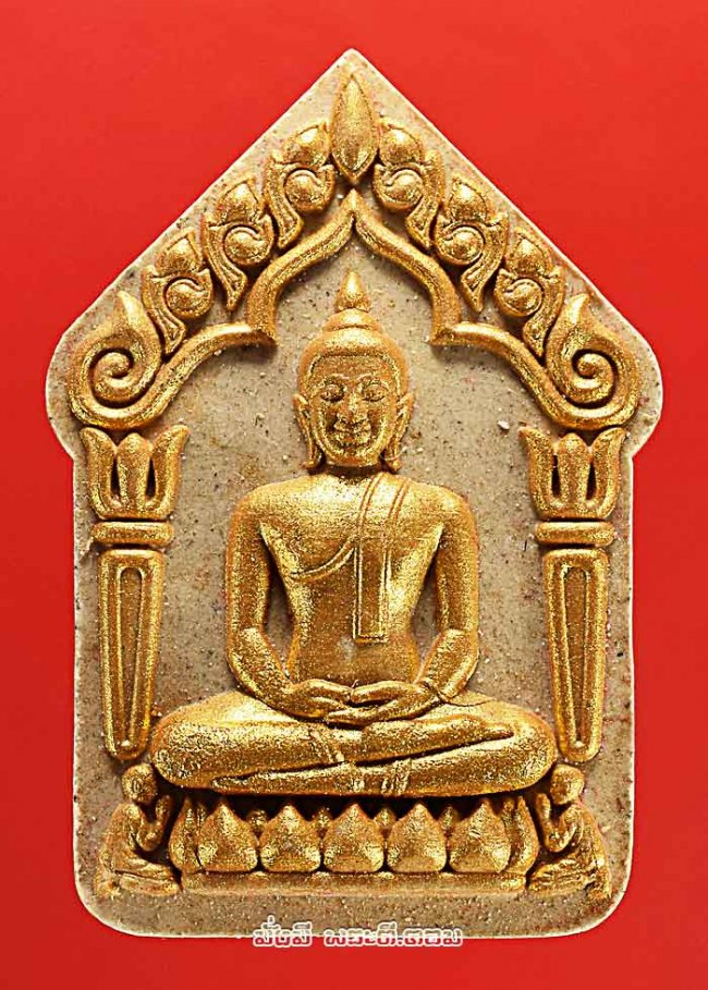 พระขุนแผนผงพรายกุมาร วัดนาคกลางวรวิหาร จ.กรุงเทพฯ รุ่นพรายกุมารมหาเศรษฐี ปี 2558 เนื้อผงไม้ตะเคียนผสมผงพรายกุมาร หลวงปู่ทิม วัดละหารไร่ สีขาว ปัดทอง 